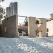 В Австралии построили и почти сразу же разрушили первый в мире хостел из песка