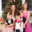 Наряжать новогоднюю ёлку Марии Ситтель помогают её дети