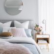 Как оформить пустую стену в изголовье кровати: 10 идей от дизайнеров по интерьерам