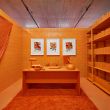 Нью-йоркская художница создала инсталляцию из семи монохромных комнат