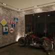 Интерьер квартиры в стиле лофт с настоящим мотоциклом в прихожей