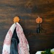Навеяно осенью: удивительно простые и красивые настенные крючки-вешалки «Листик» и «Тыква»