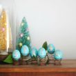 Очень необычные держатели пасхальных яиц для праздничного украшения интерьера