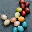 Красим яйца к Пасхе краснокочанной капустой, луком, свеклой и даже куркумой