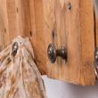 Функциональная и удобная полка-вешалка из старого деревянного поддона