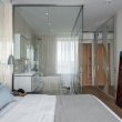 Роскошный интерьер московской квартиры с большим количеством зеркал и стекла