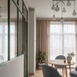 Дизайн интерьера однокомнатной квартиры со спальней за стеклянной перегородкой