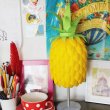 Яркая и необычная настольная лампа в форме ананаса из одноразовых ложек своими руками