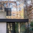 Зеркальная облицовка помогает бельгийской вилле «исчезнуть» в лесу