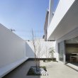 Мини-дом с необычным треугольным атриумом в Японии
