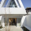 Мини-дом с необычным треугольным атриумом в Японии
