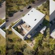 «Дом-палатка» или бункер? Греческая архитектурная студия построила необычный частный дом.