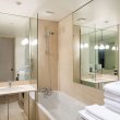 Как визуально увеличить ванную комнату без ремонта: 7 классных идей от дизайнеров