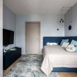 Функциональный интерьер в приятных цветах трёхкомнатной квартиры для большой семьи