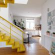 Двухэтажная квартира с жёлтой лестницей 