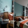 Запоминающийся интерьер с элементами стиля ваби-саби для небольшой квартиры