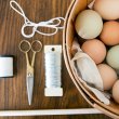 Яркая пасхальная подвеска на стену из крашеных яиц