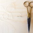 Яркая пасхальная подвеска на стену из крашеных яиц