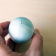 Яркая пасхальная подвеска на стену из крашеных яиц