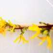 Яркая пасхальная подвеска на стену из крашеных яиц