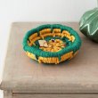 Уютная яркая корзинка для мелочей из цветных шнуров