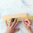 Красочная и необычная ваза для цветов из стеклянных пробирок