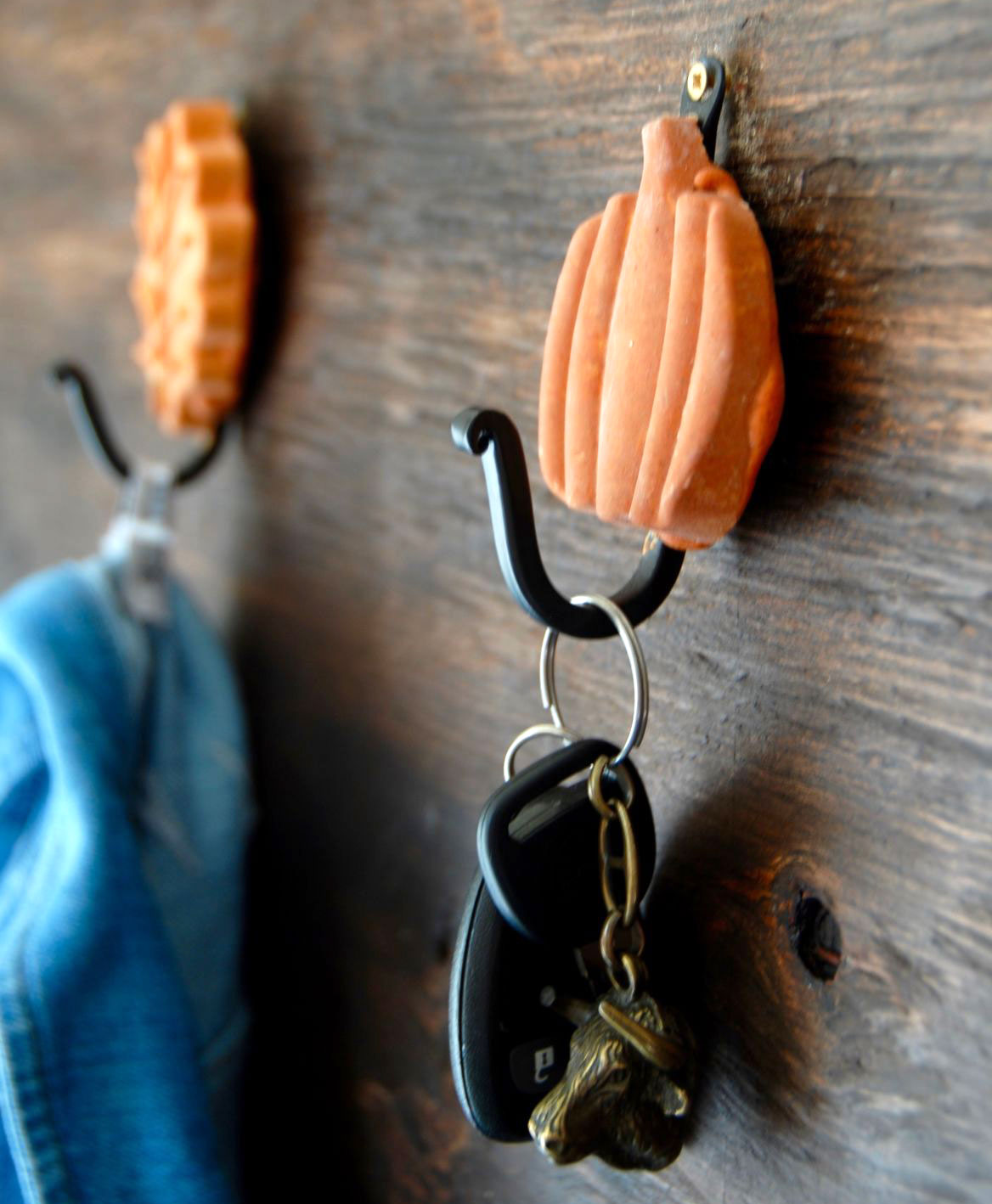 Навеяно осенью: удивительно простые и красивые настенные крючки-вешалки «Листик» и «Тыква»