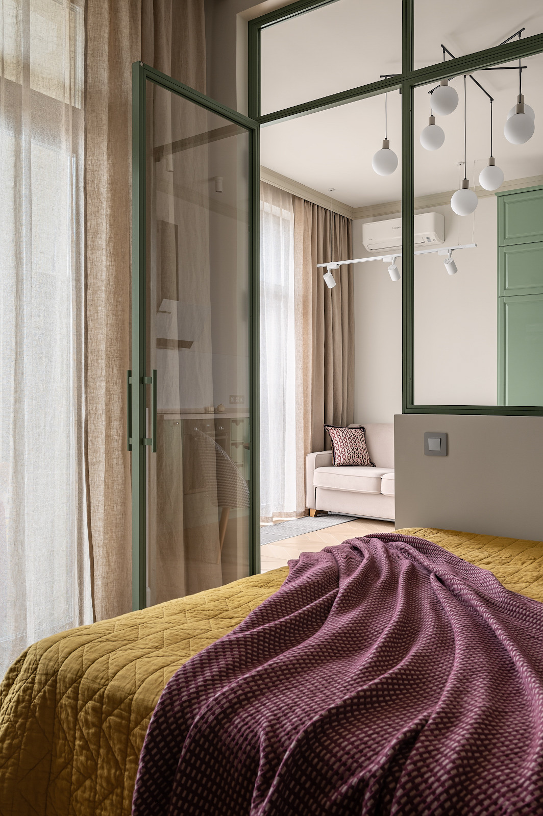 Дизайн интерьера однокомнатной квартиры со спальней за стеклянной перегородкой