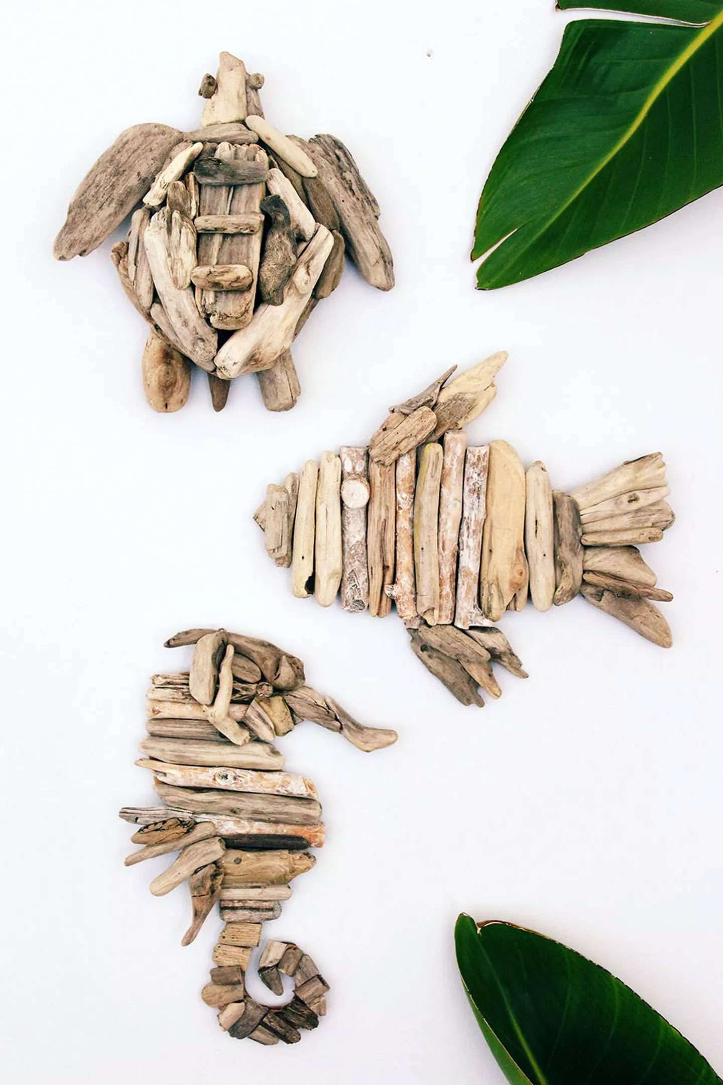 Настенное искусство из собранных на берегу моря палочек и коряг