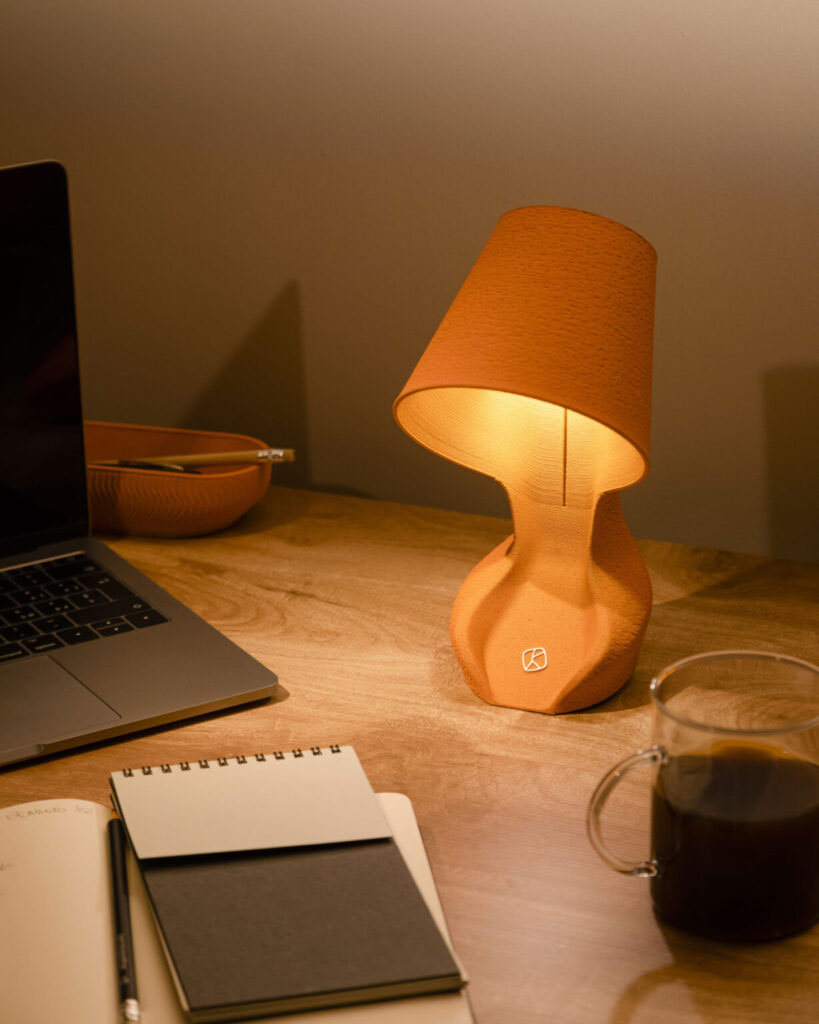 Настольная лампа из апельсиновой коры от итальянской студии дизайна Krill Design