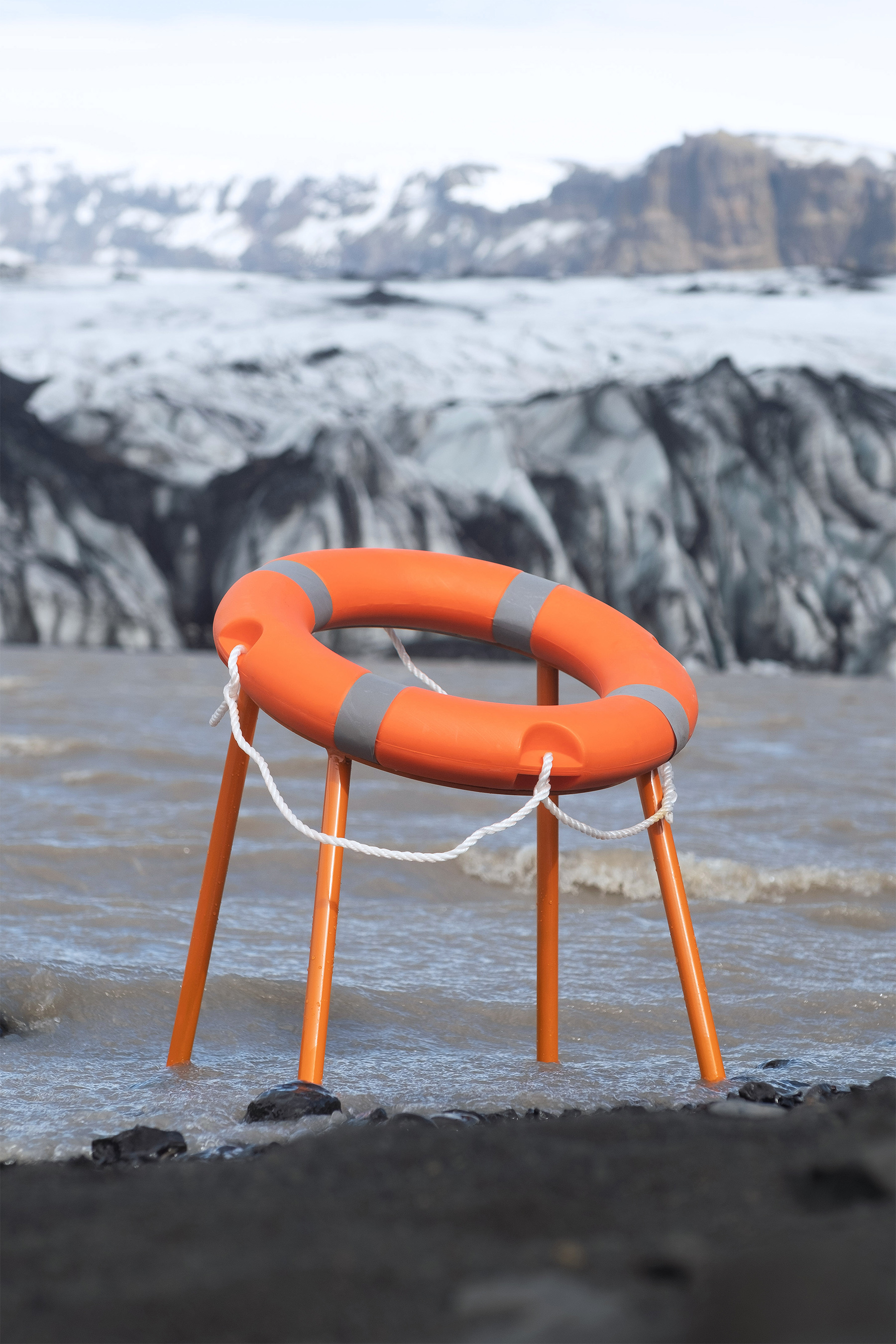 Необычный стул из детского спасательного круга сделал исландский дизайнер итальянского происхождения Тобиа Замботти (Tobia Zambotti)