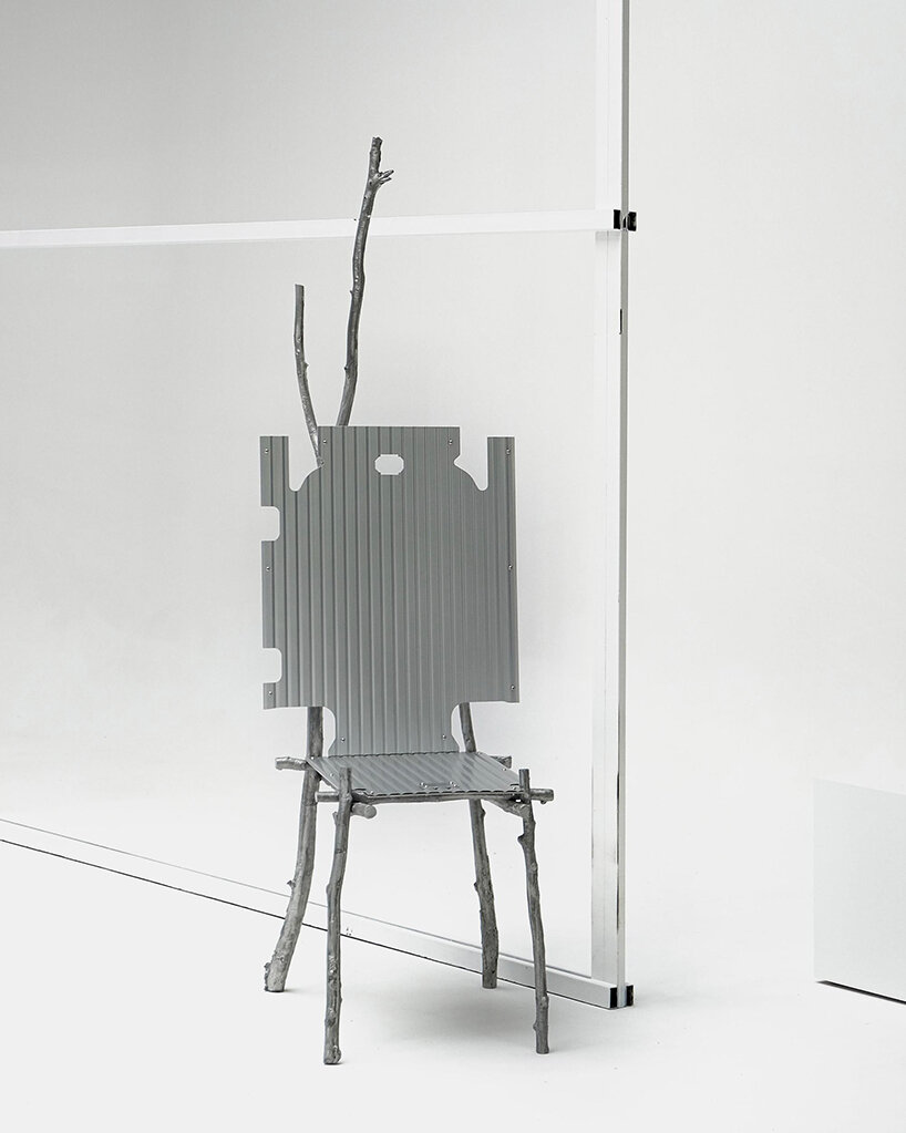Корейский дизайнер спроектировал стул из старых алюминиевых чемоданов и веток