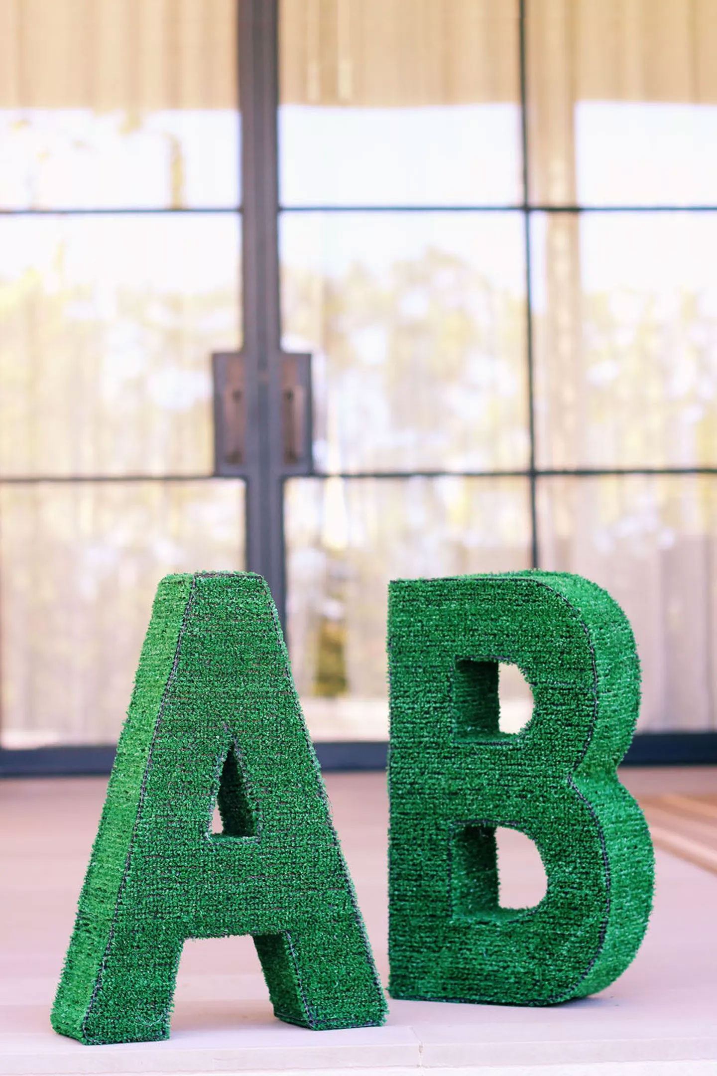 Модный аксессуар: объёмные буквы из искусственной травы своими руками
