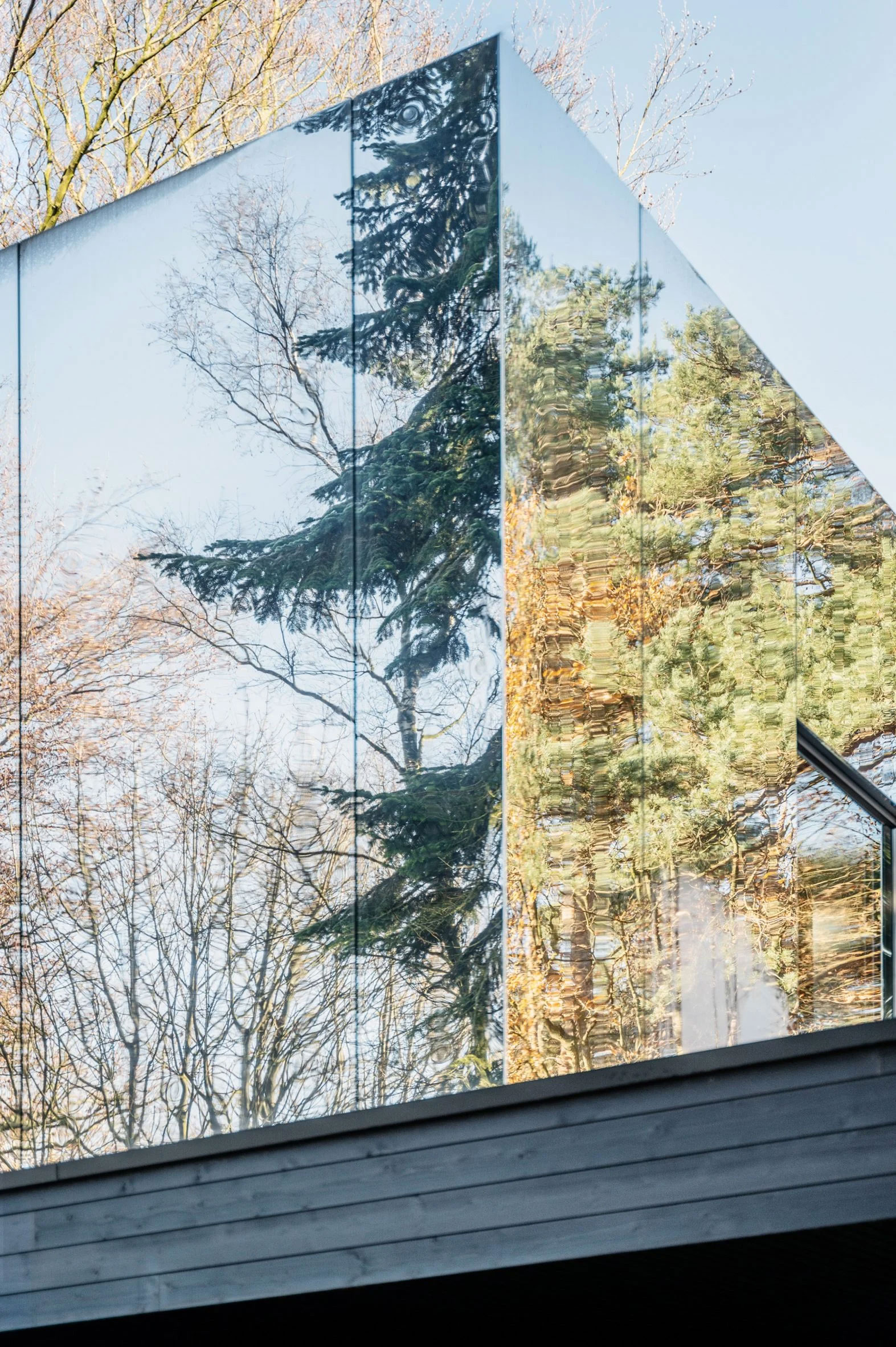 Зеркальная облицовка помогает бельгийской вилле «исчезнуть» в лесу