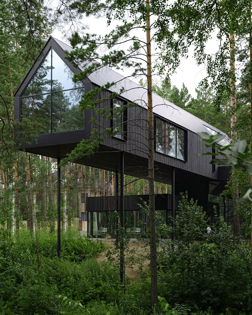 Необычный парящий в воздухе дом российского архитектора и дизайнера