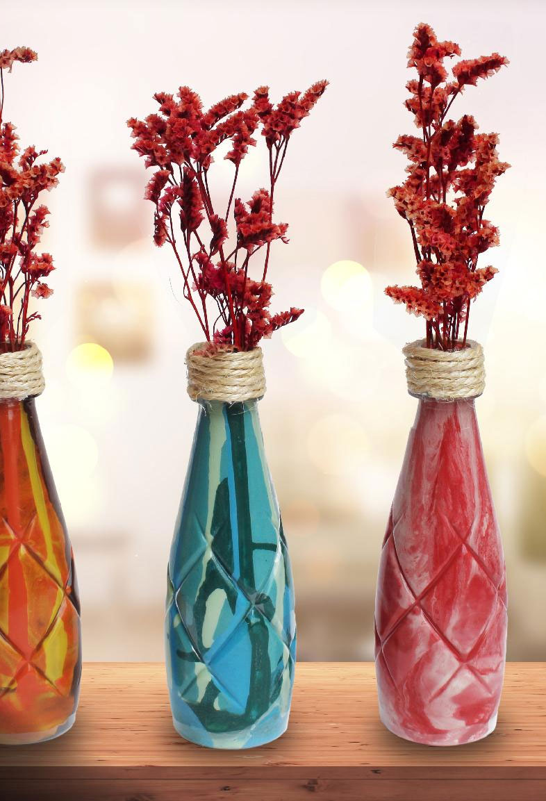 «Мраморные» цветочные вазы из пластиковых бутылок и восковых мелков DIY