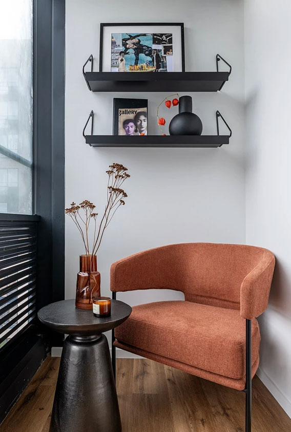 Запоминающийся интерьер с элементами стиля ваби-саби для небольшой квартиры