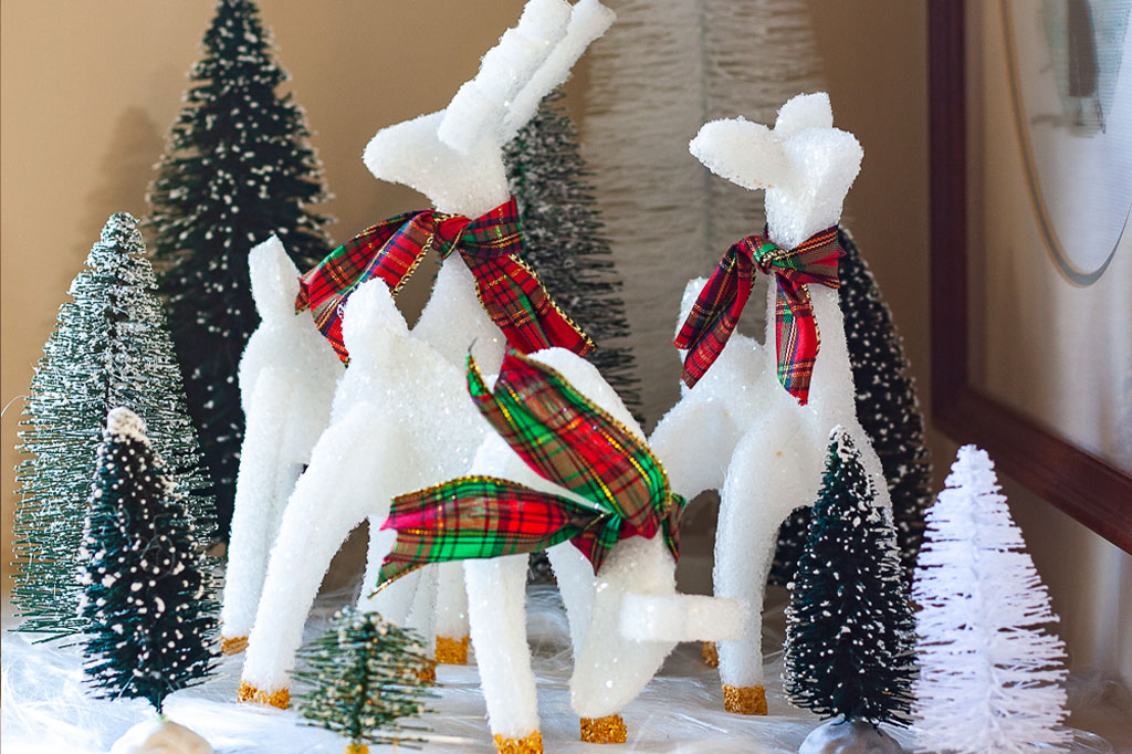 Сверкающие новогодние фигурки оленей с золотыми подковами DIY