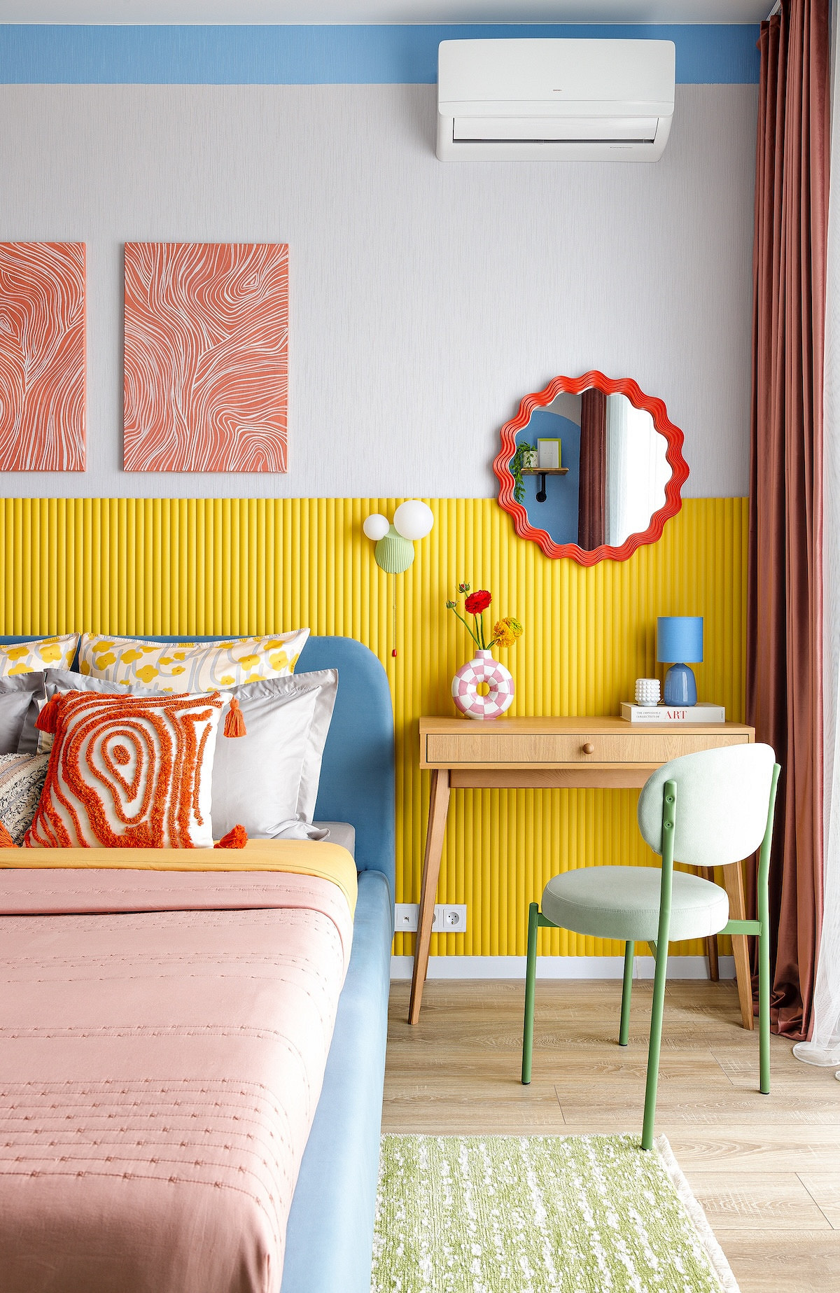 Яркий дизайн интерьера маленькой студии в городе Сочи