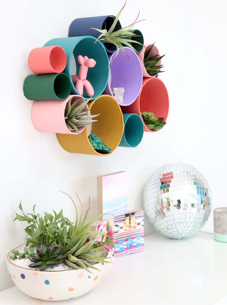 Жизнерадостный настенный органайзер из картонных трубок