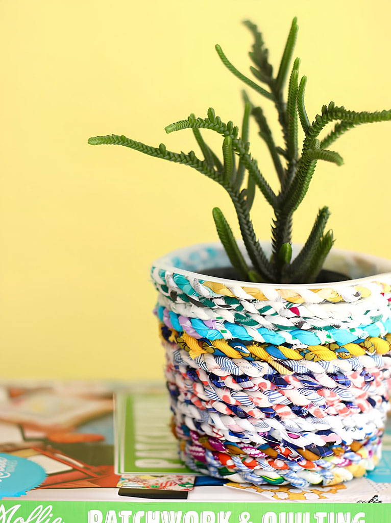 Потрясающее цветочное кашпо из тканевых лоскутков и пластикового ведёрка