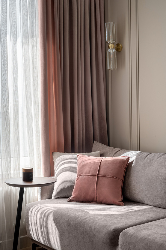 Спокойный интерьер в стиле современной классики с картинами и стильным декором