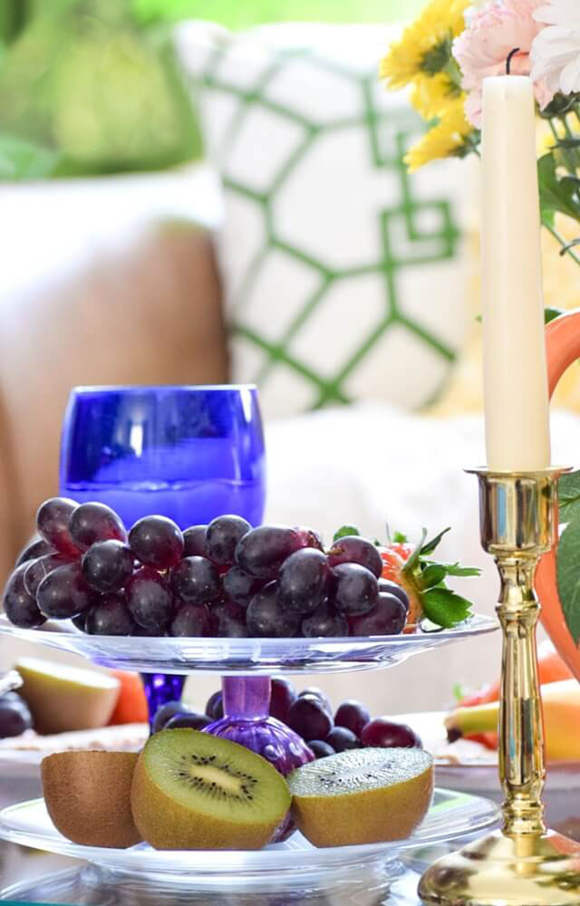 Необычное двухъярусное блюдо-этажерка из обычных тарелок и старого флакона от духов