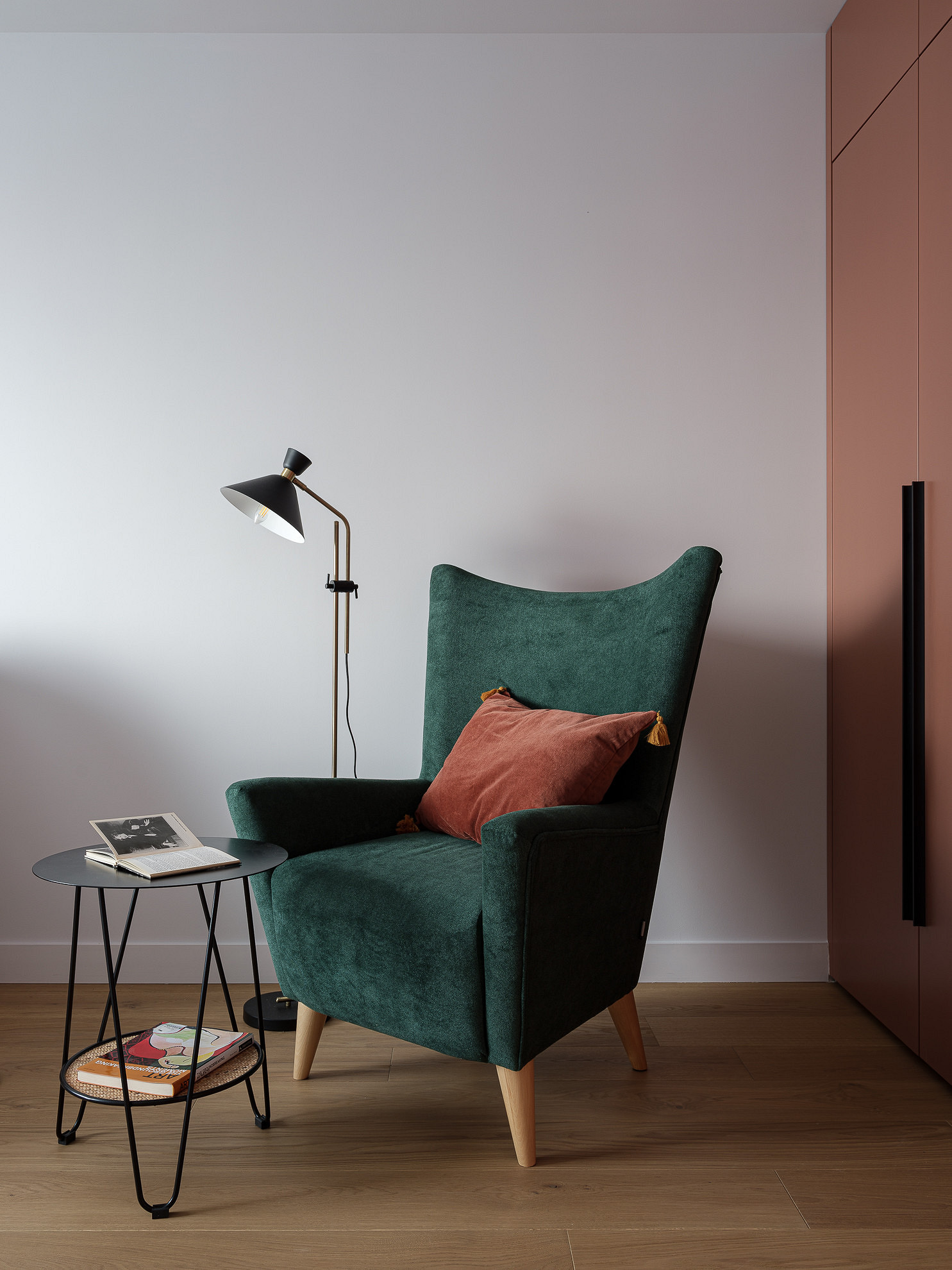 Уютный дизайн интерьера однокомнатной квартиры в типовом московском доме